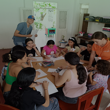 Instalaciones y equipo de la Fundación Niños del Sol trabajando