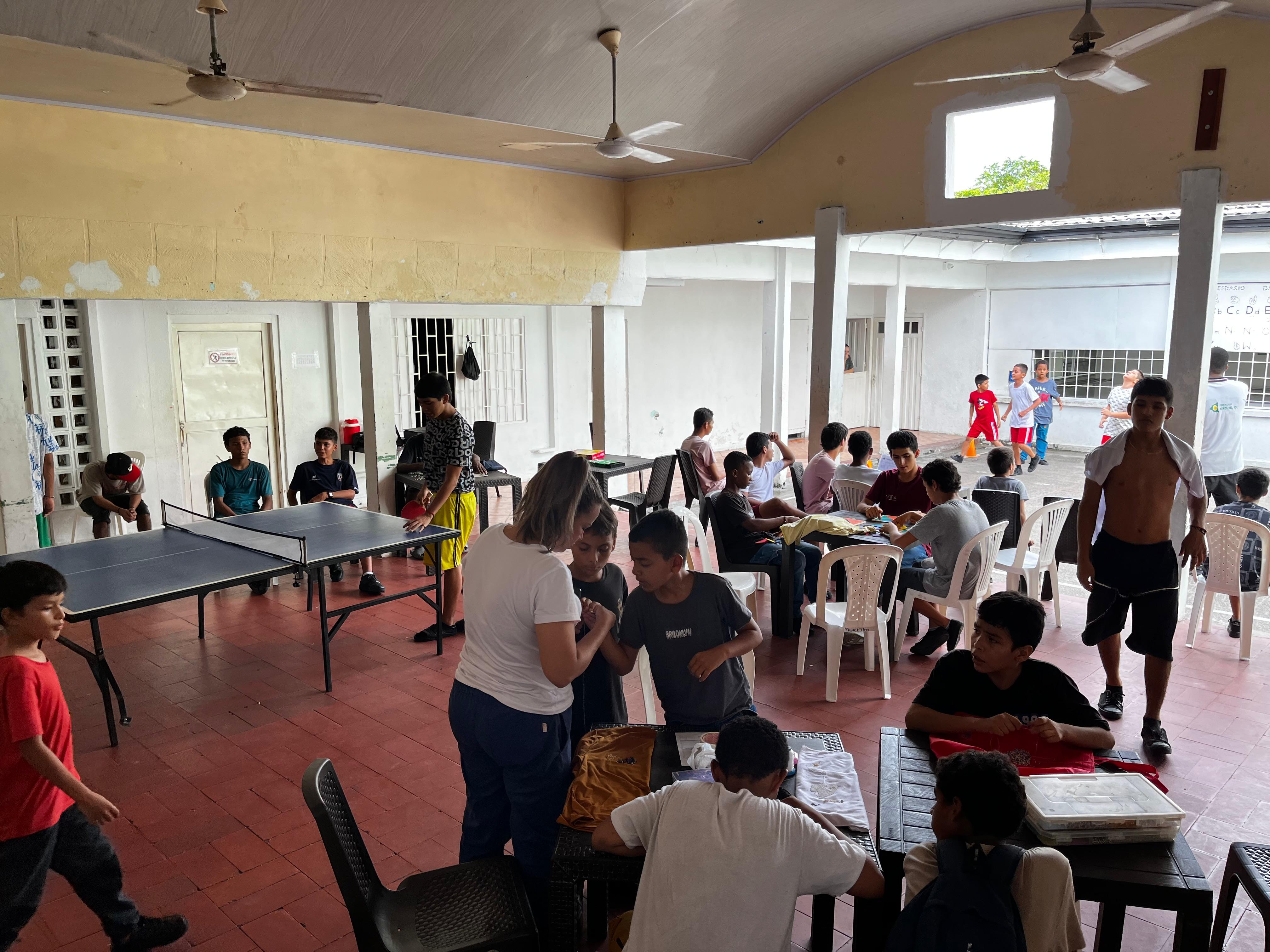 Niños reunidos en actividades de protección