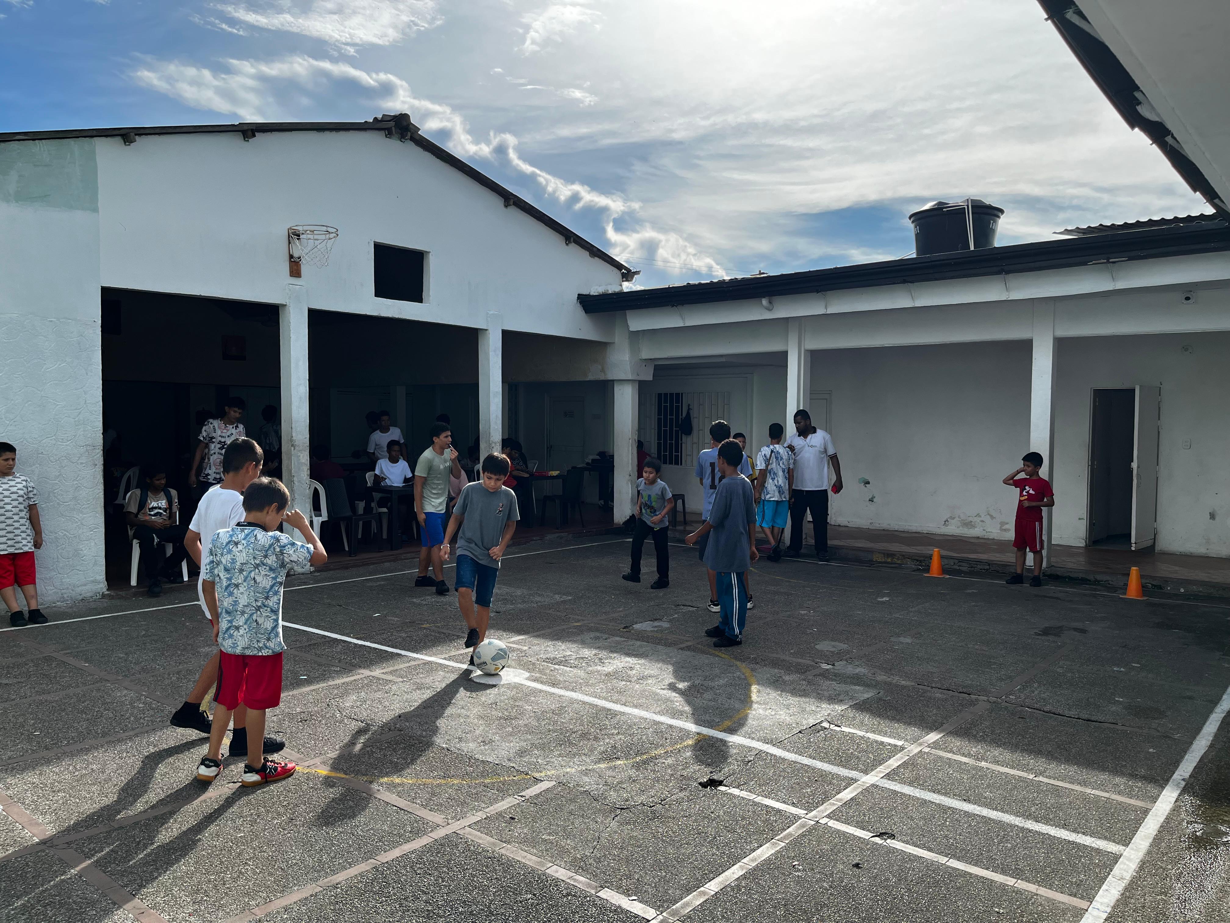 Niñas disfrutando de zonas verdes